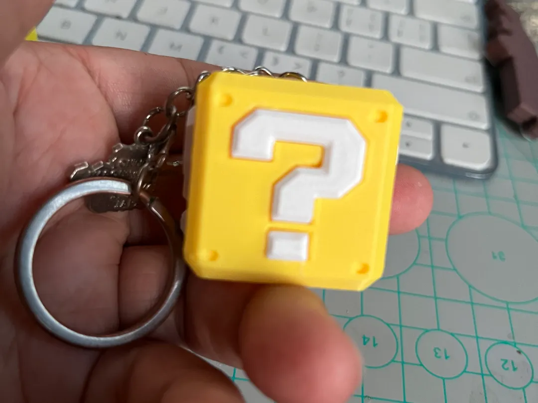 Super Mario question block keychain  by Leungsworkshop MakerWorld: Download Free 3D Models - 3D model önizlemesi