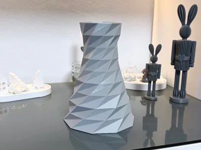 Vase 21 cm high modern and stylish