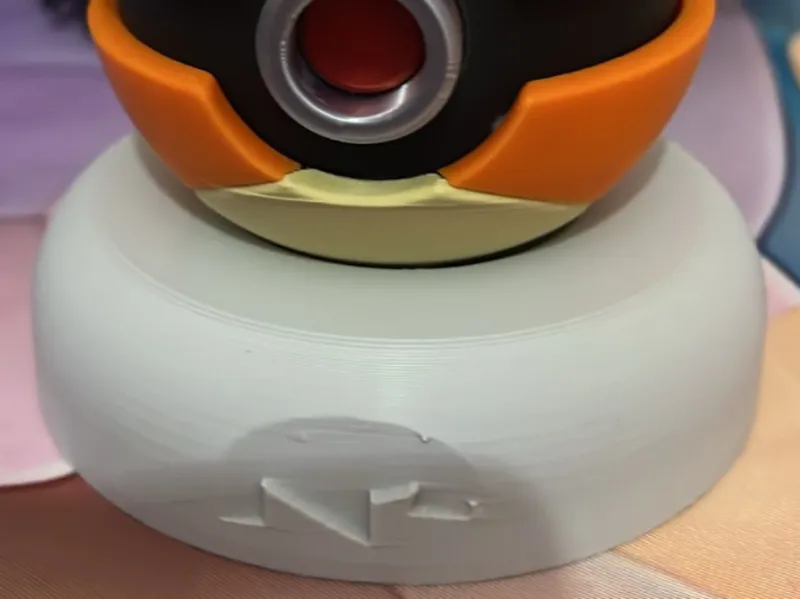 Base Pokeball sagomata con logo Pokemon