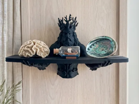 Estante o repisa: Poseidon God of the Sea Wall Shelf — referencia de MakerWorld