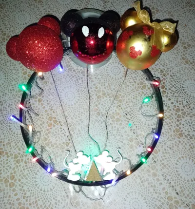 Wreath with kissing mice with a Christmas tree