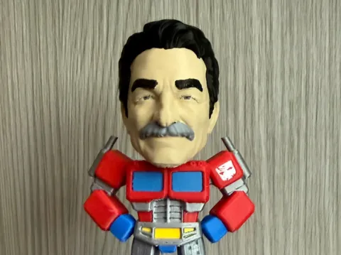 Figura decorativa: Optimus Prime X Peter Cullen Tribute Figure — referencia de MakerWorld