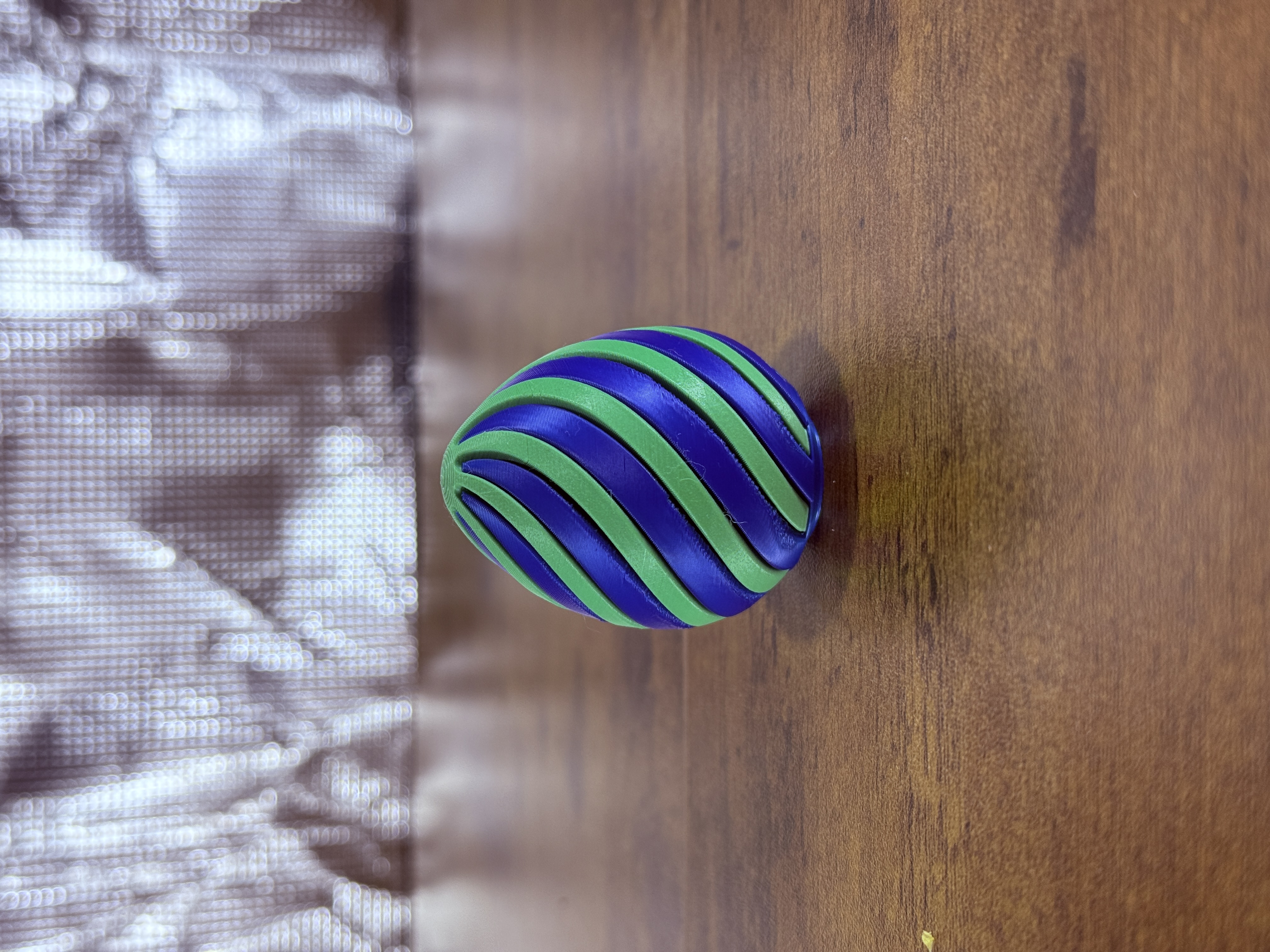 Miniatura 3 do modelo 3D Impossible Passthrough Easter Egg Fidget