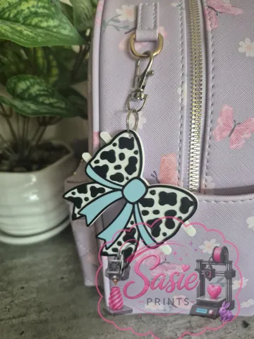 Accesorio para sujetar ligas de cabello: Cow Print Bow Hair Tie Holder Keychain — vista de referencia 3