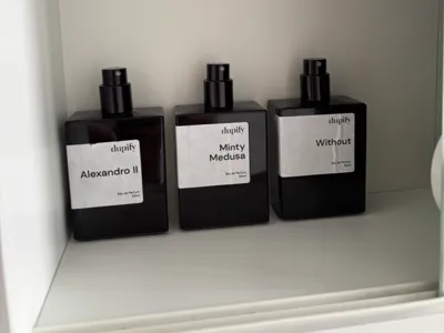 Perfume shelf for mirror cabinet (50ml bottles)