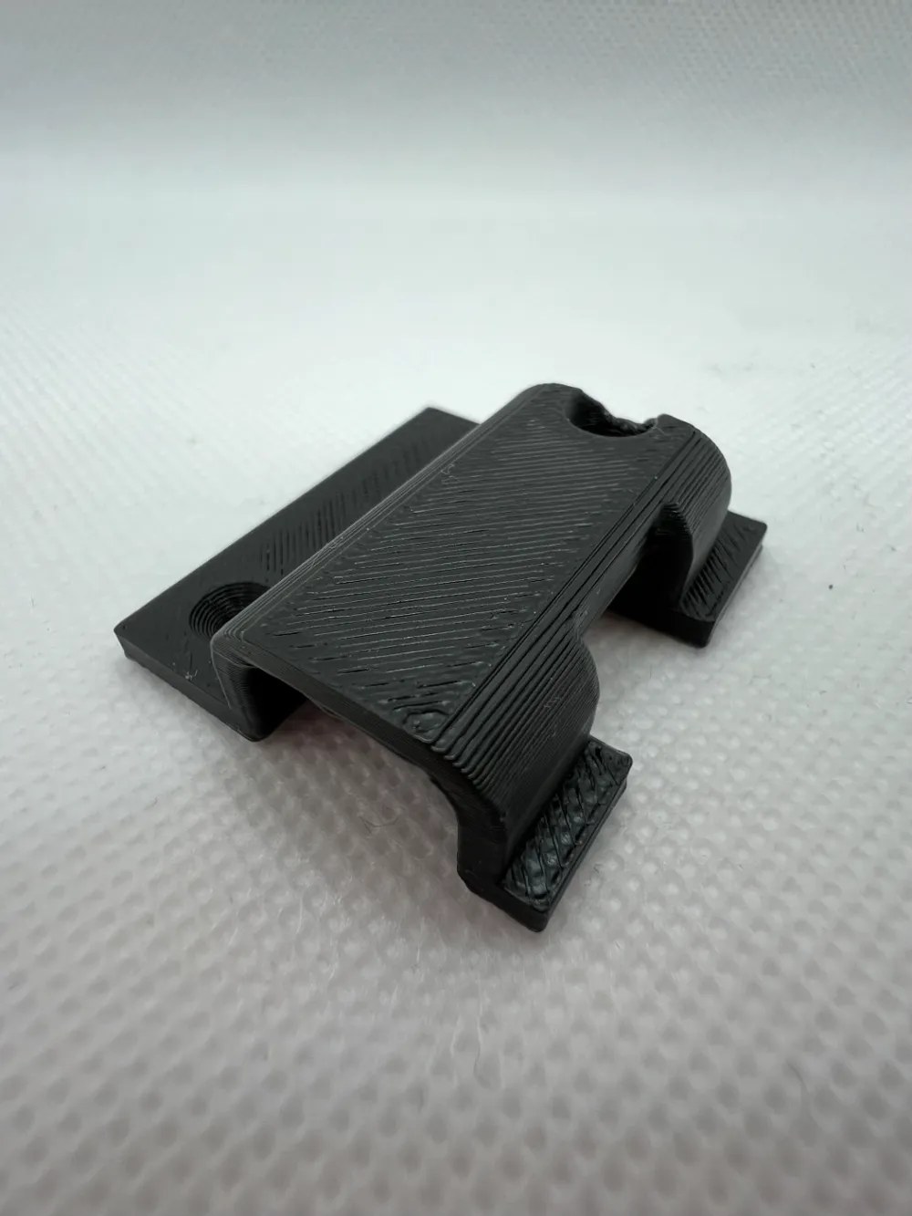 Angled USB-C desk mount bracket by Frosty - MakerWorld
