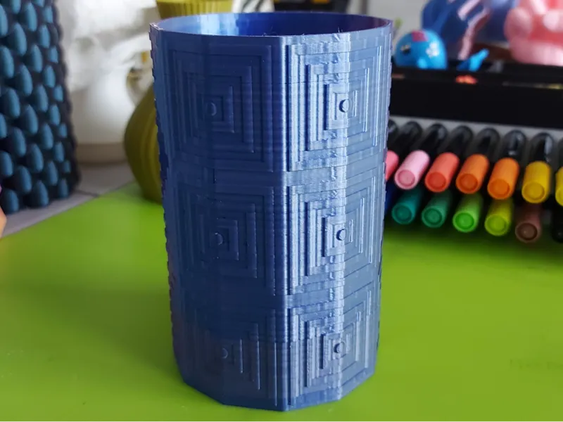 Vase / Stiftehalter mit geradem Quadratmuster