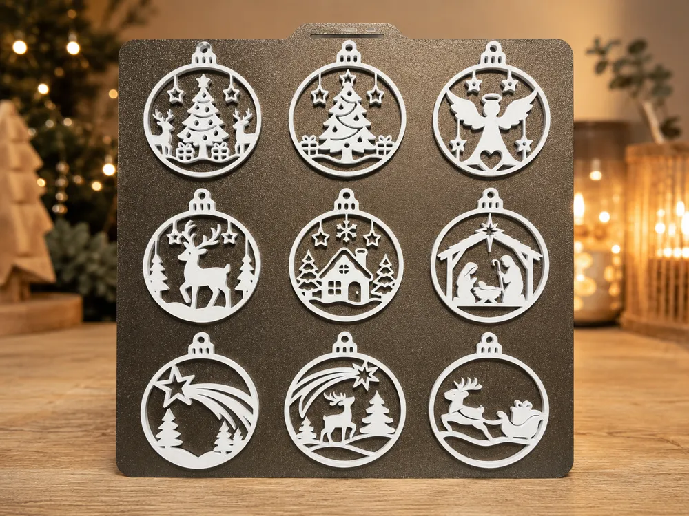 Letrero o emblema decorativo: 9 Weihnachtskugeln | 9 Christmas Ornaments. Referencia del modelo original.