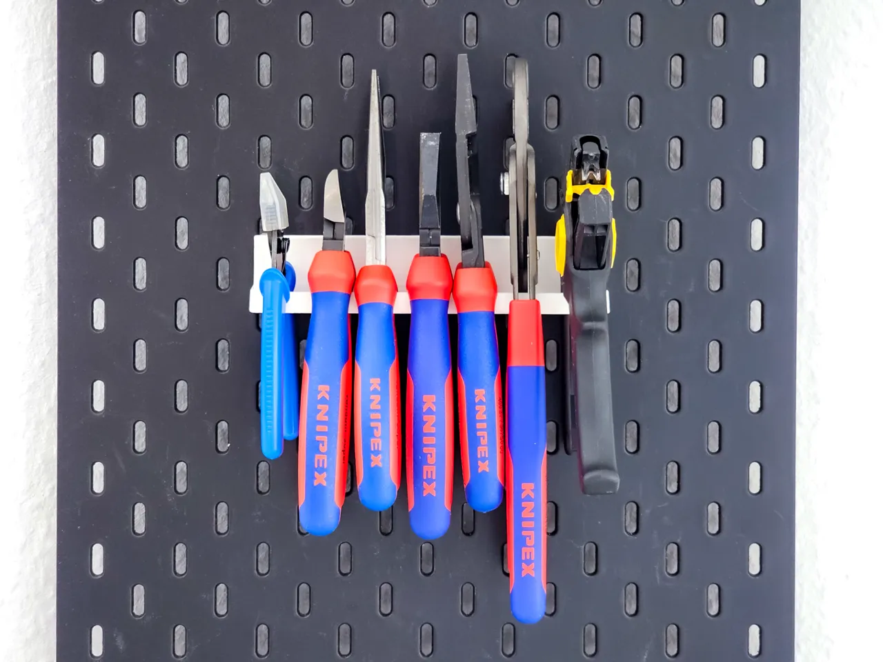 Skadis Pliers Hanger view 2