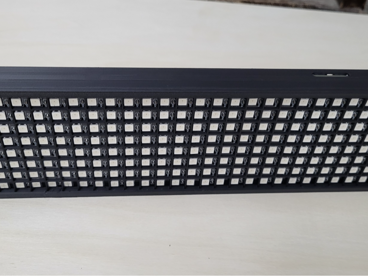 Stabiles Gehäuse für flexibles Matrix Display 32x8