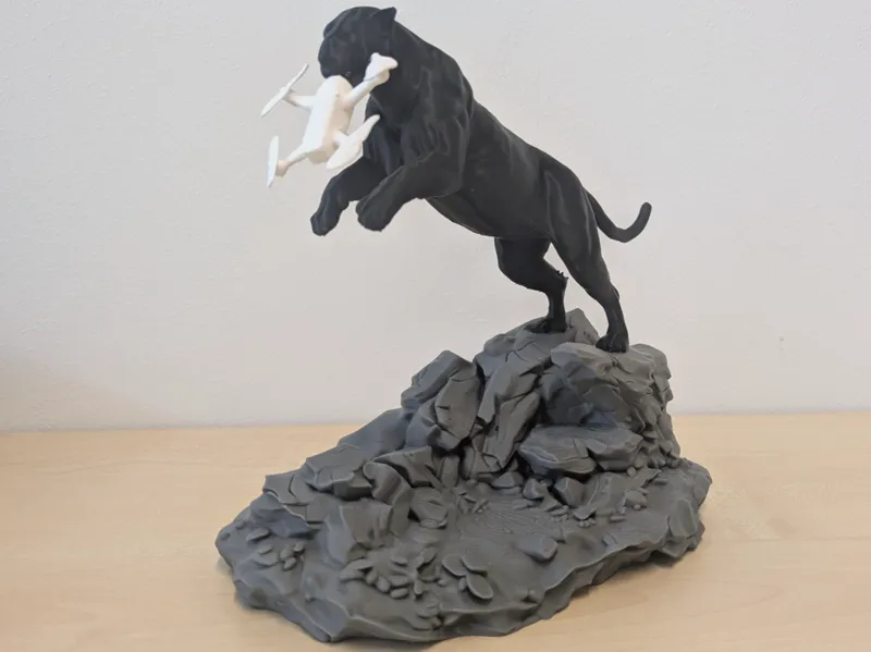 Drohnefangender Panther