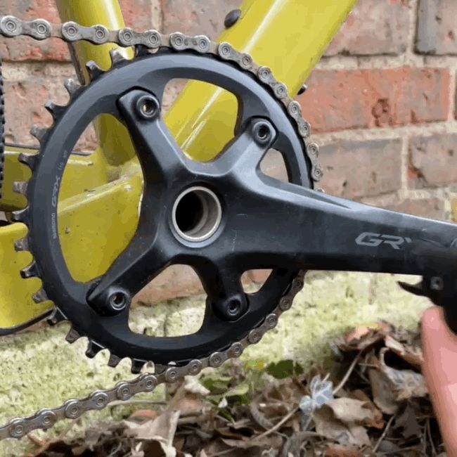 Gravel Bike: AirTag Halterung an GRX Kurbel