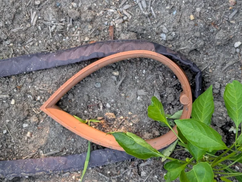 Soaker hose stake to avoid kinks