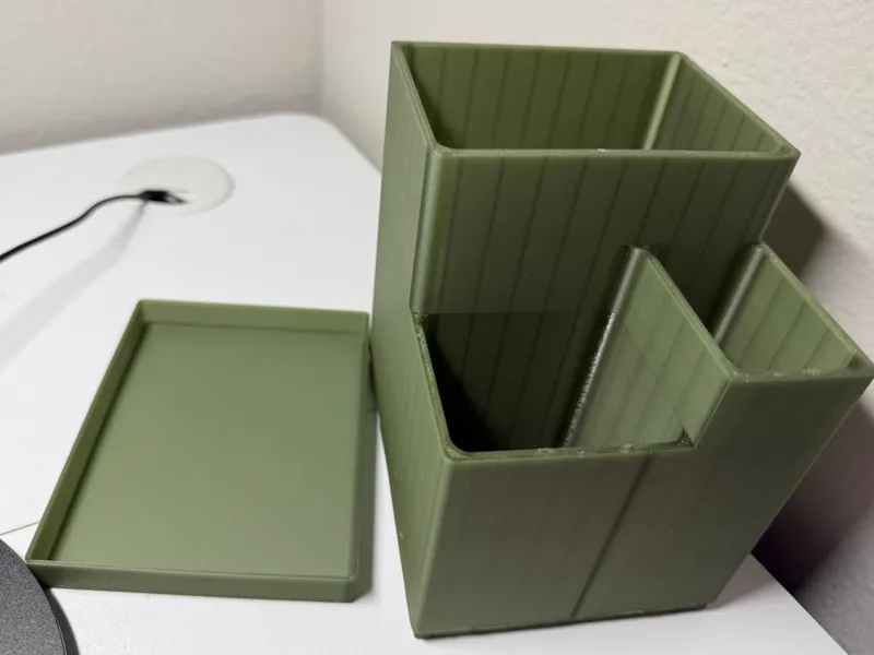 Kitchen utensil holder with drainer