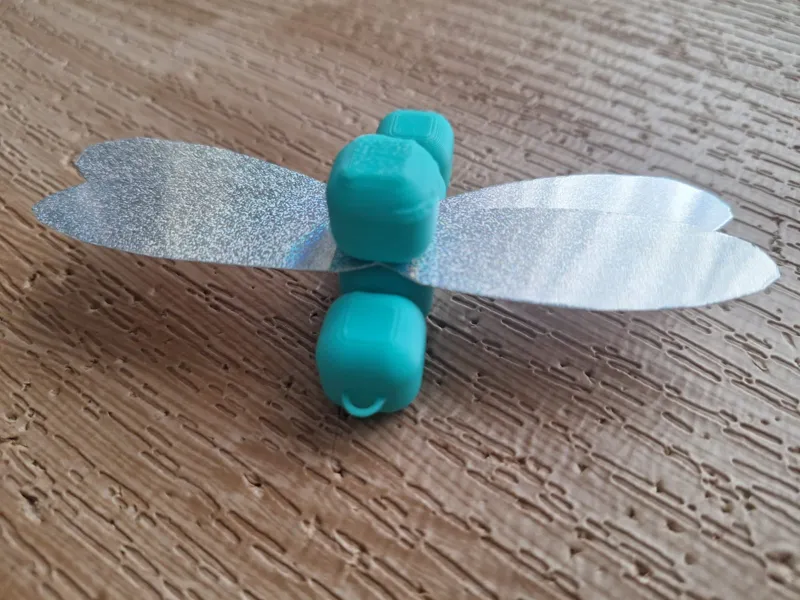 Libellula gioco per gatto