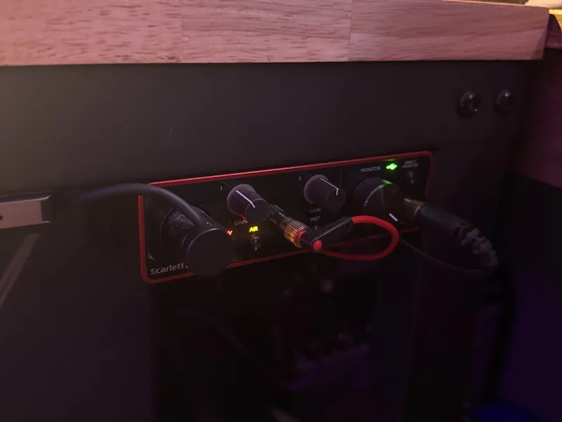 Scarlet solo mount for desk with skirt
