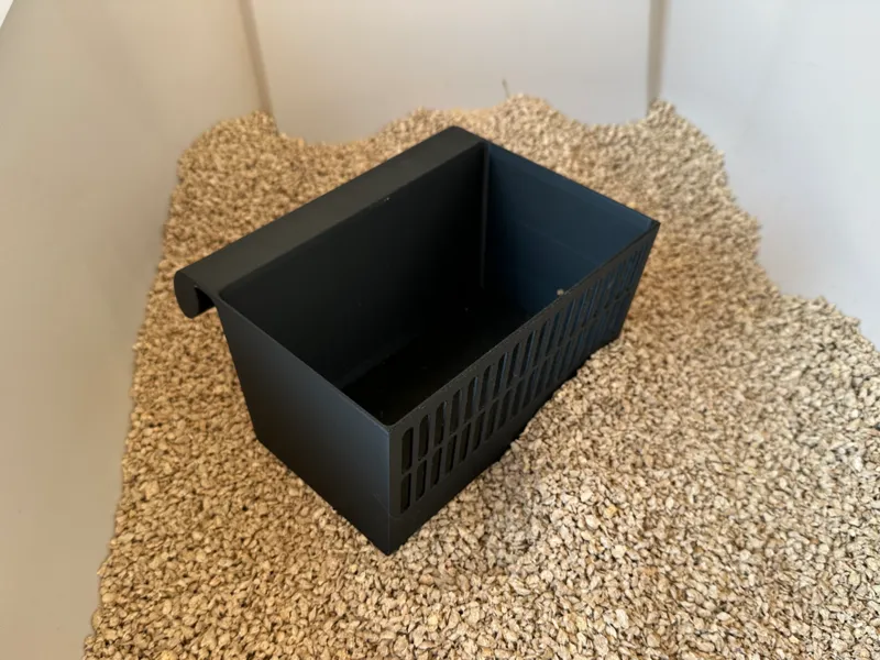 Cat litter scoop / Pala per a la sorra dels gats.