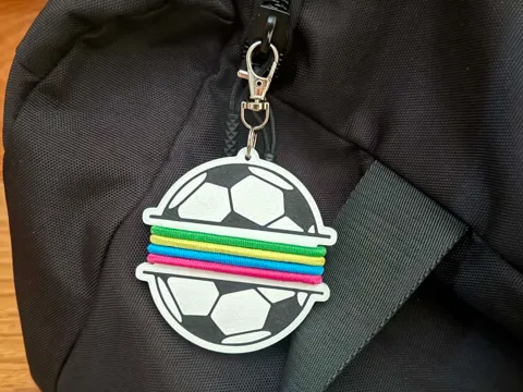 Accesorio para sujetar ligas de cabello: Soccer Ball Hair Tie Holder Bag Tag — referencia de MakerWorld