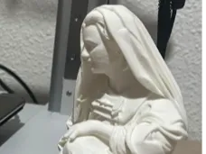 niña sentada en piedra 12cm