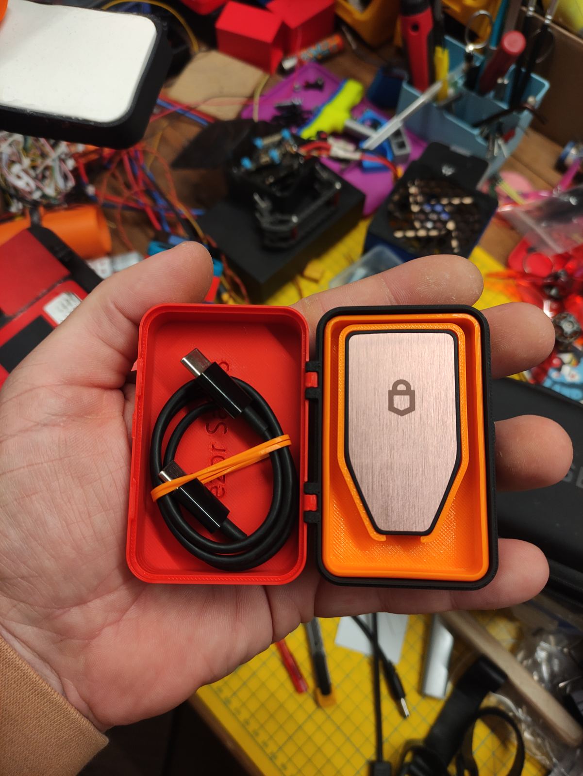 Miniatura 1 do modelo 3D Trezor Safe 3 case with customizable insert