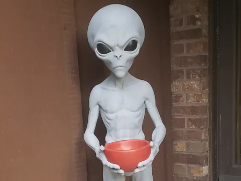 Soporte: 3 1/2 ft tall Alien Greeter — referencia de MakerWorld