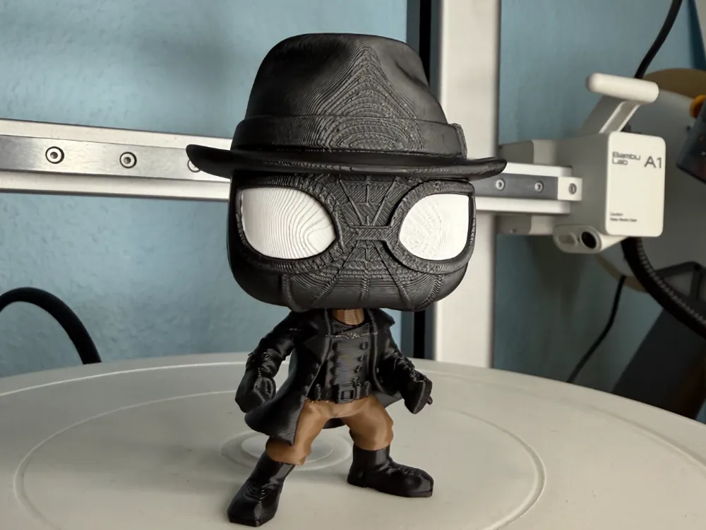 Figura decorativa: Spider-Man Noir FUNKOPOP MULTI PART PRINT. Referencia del modelo original.