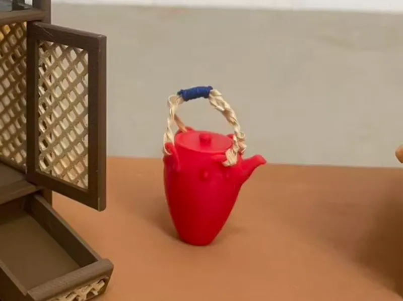 1:6比例的朱红釉提梁壶模型