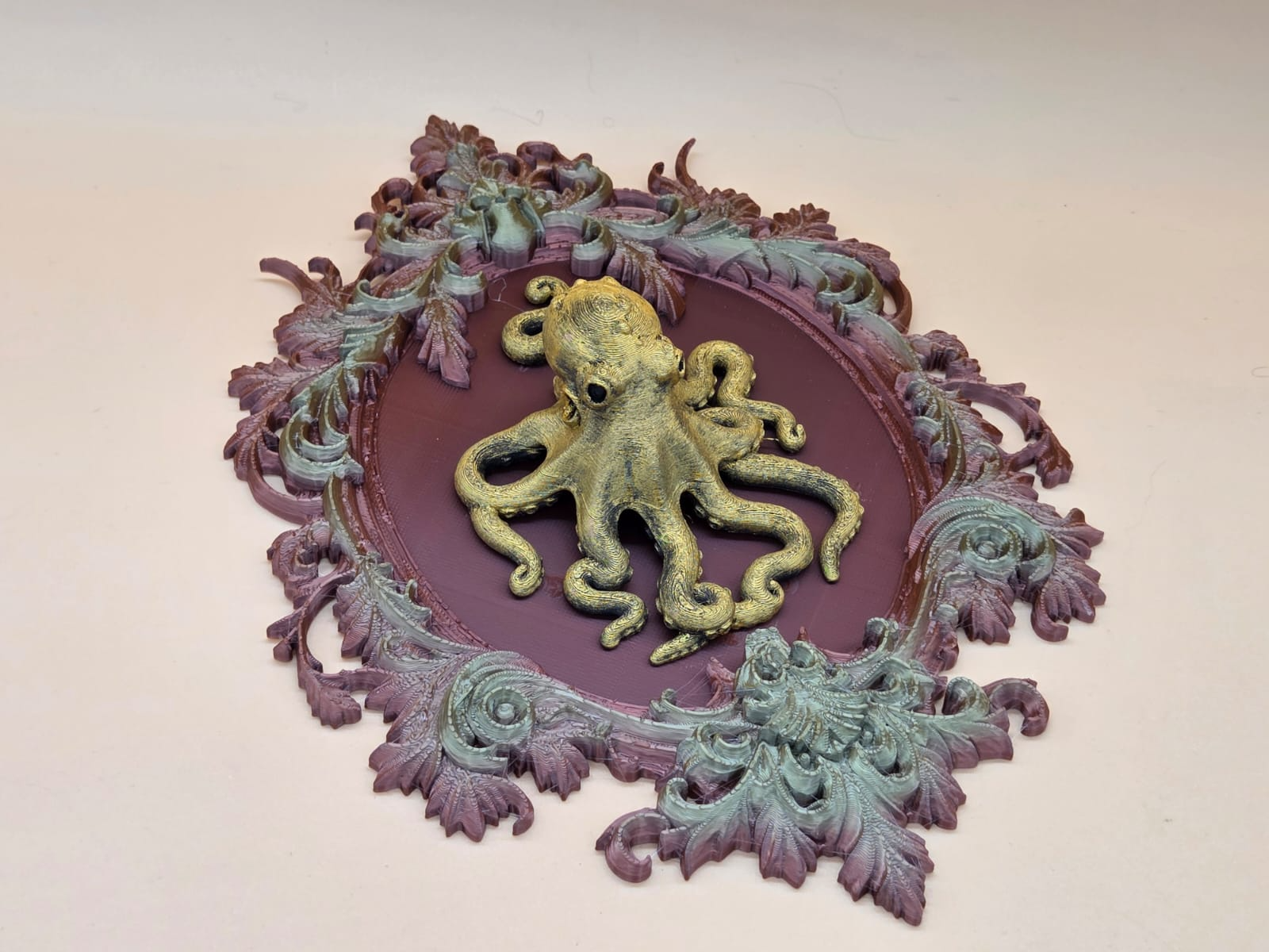 Dekorativer Octopus im Ornamentrahmen