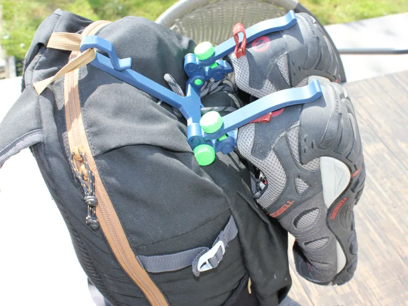 Support de chaussures de randonnées pour sac à dos