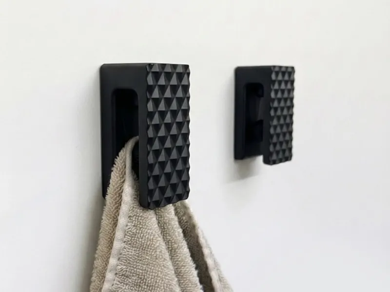 SELF-LOCKING COAT HANGER