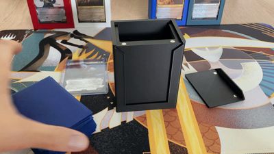 TCG Deckbox with magnetic seal