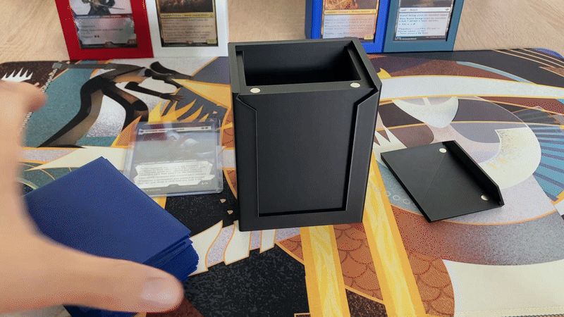 TCG Deckbox with magnetic seal