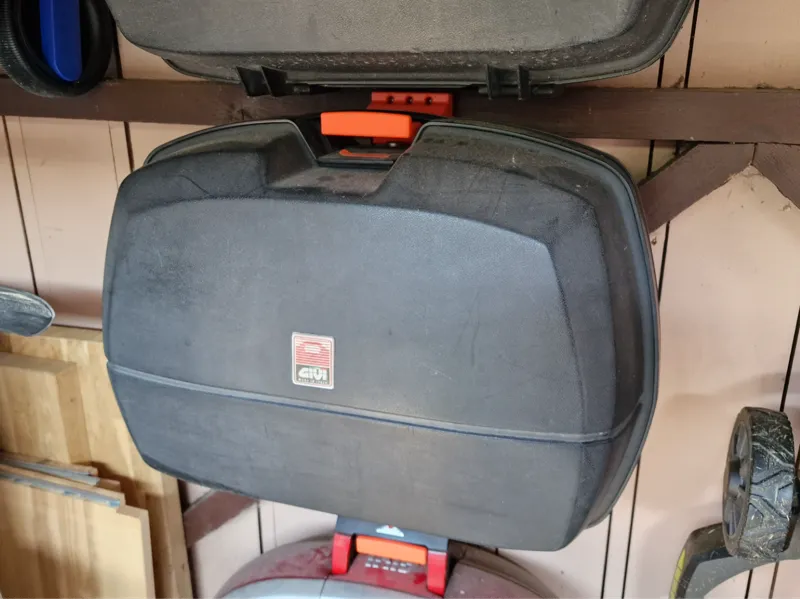 Wall mounts for GIVI side bags