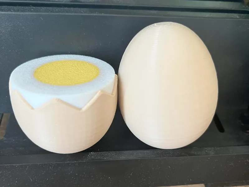 Egg + Broken egg with yolk (realistic scale)