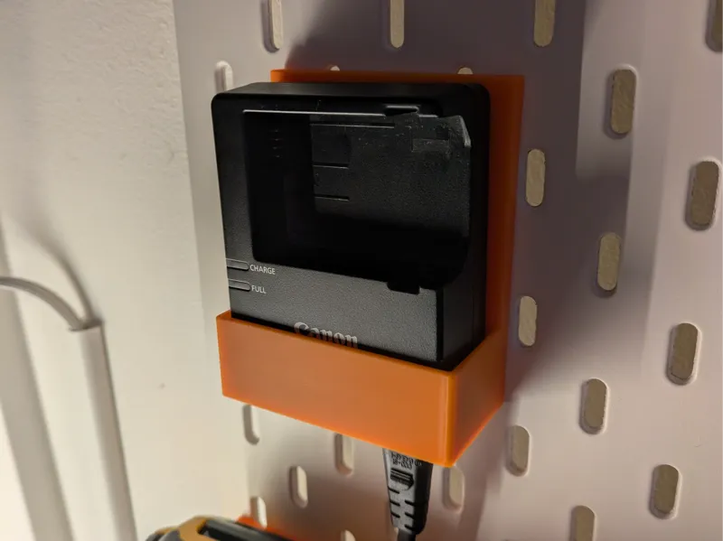 Ikea Skadis Canon LC-E8E Ladegerät Halterung