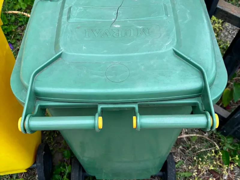 Trash bin lid replacement pin