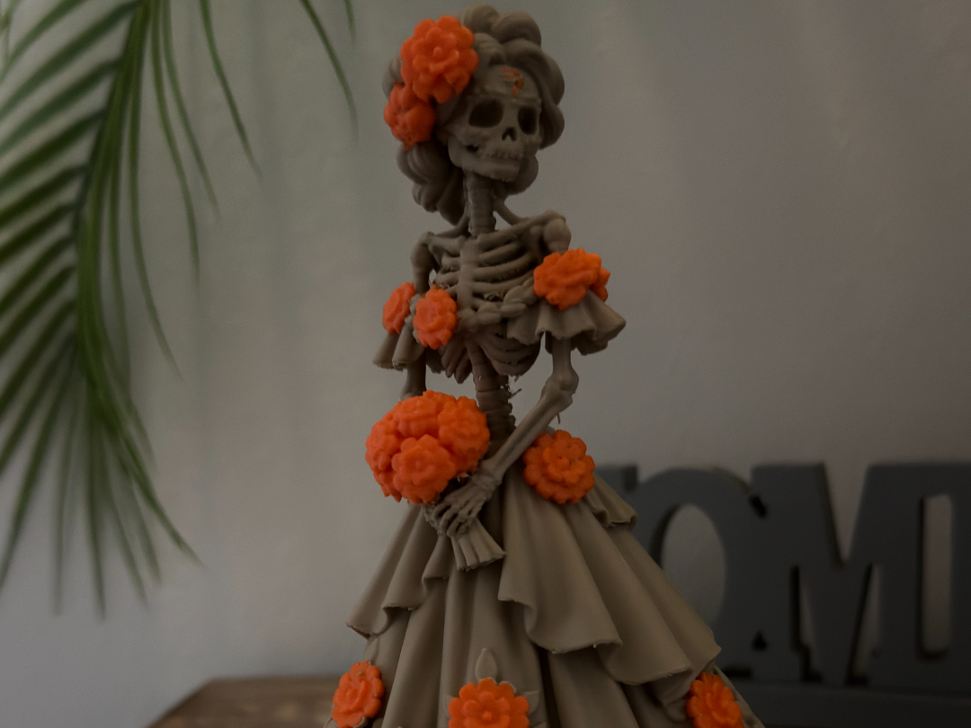 La Catrina mit Blumen- und Totenkopf-Details - 1