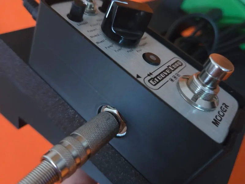 Pedalboard bracket for mooer pedals
