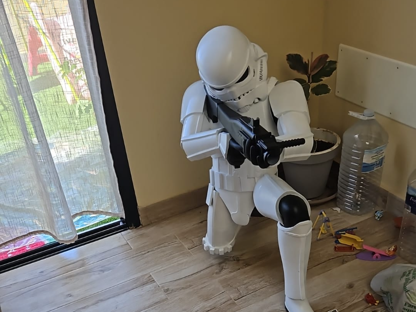Life-Size Stormtrooper (Crouching Aiming Pose) 
