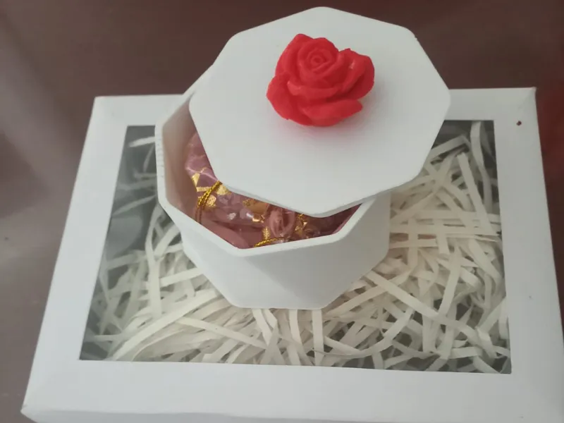 caja con flor rosa