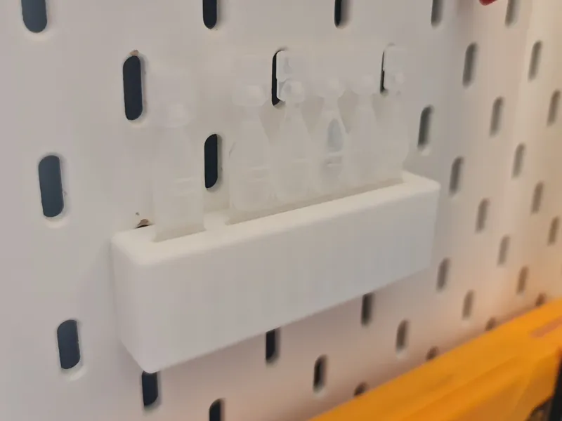 Single-use eye drops Skadis holder