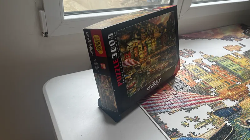 Simple puzzle box stand
