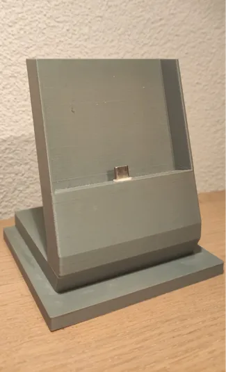 USB-C smartphone charging stand