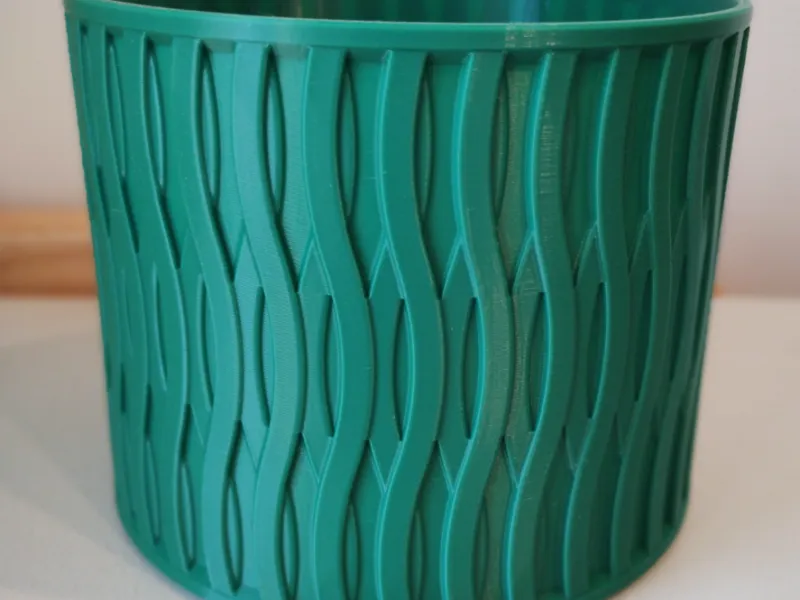 Garbage can for the desk on