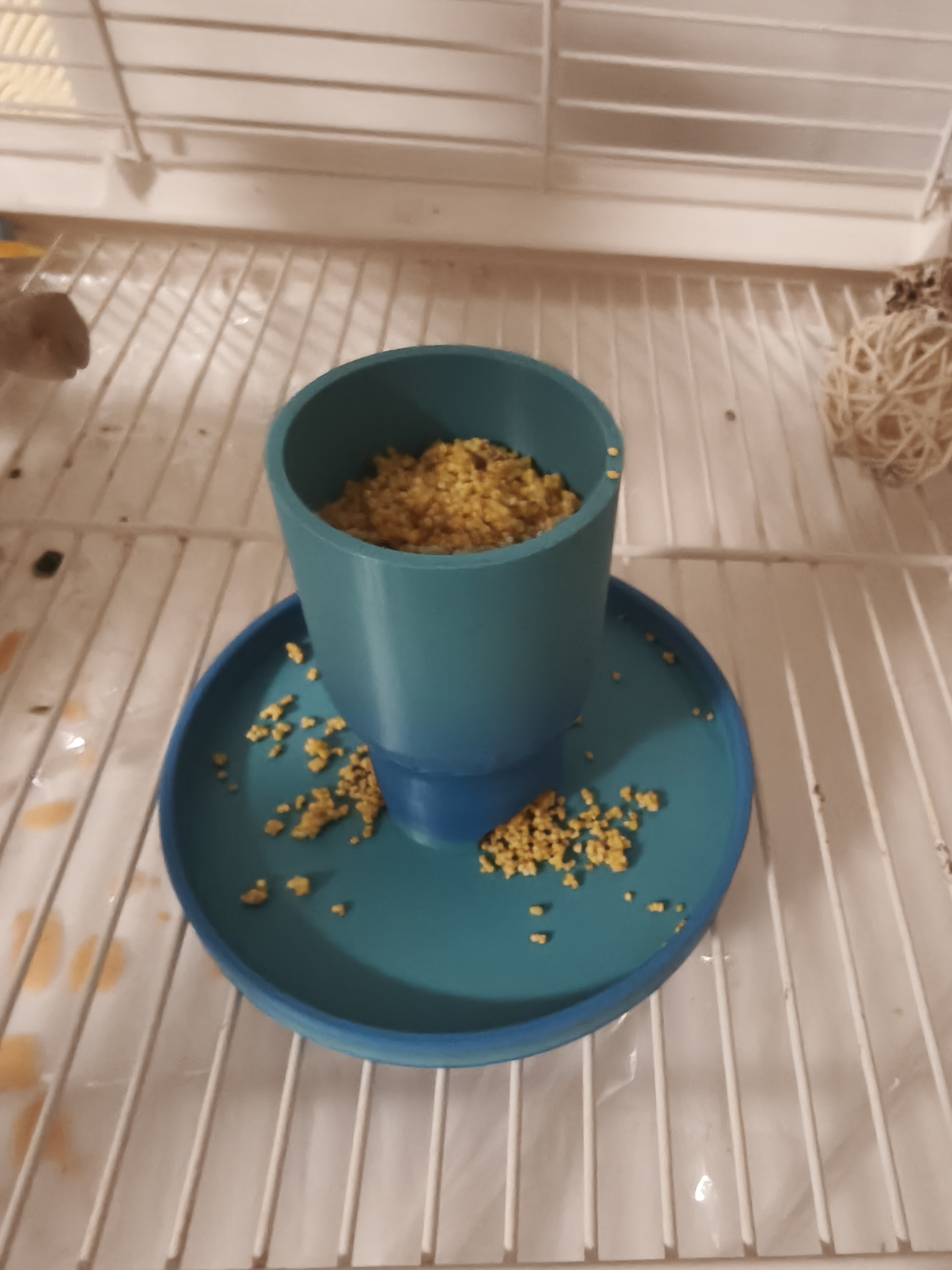 Miniatura 2 do modelo 3D 喂鸡投食器，食盒
