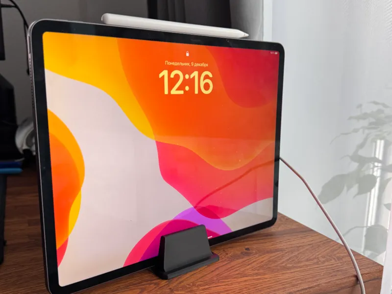 Simple iPad vertical stand