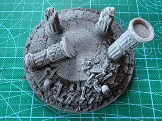 Miniatur Base mit Säulen