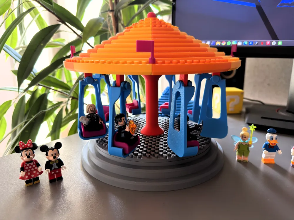 Figura decorativa: Motorized Brick-Carousel | Chain Carousel. Referencia del modelo original.