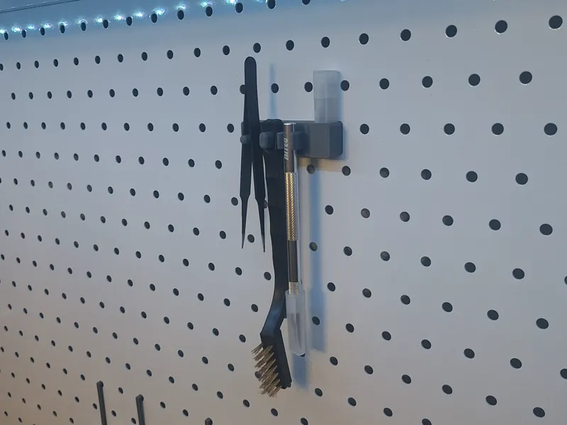 Magnetic tool holder