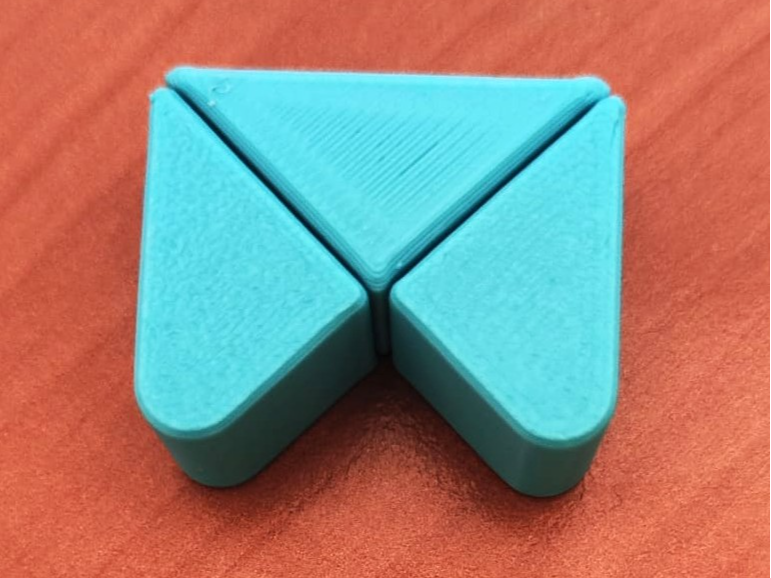 Articulated Triangle Fidget Spiner Printinplace